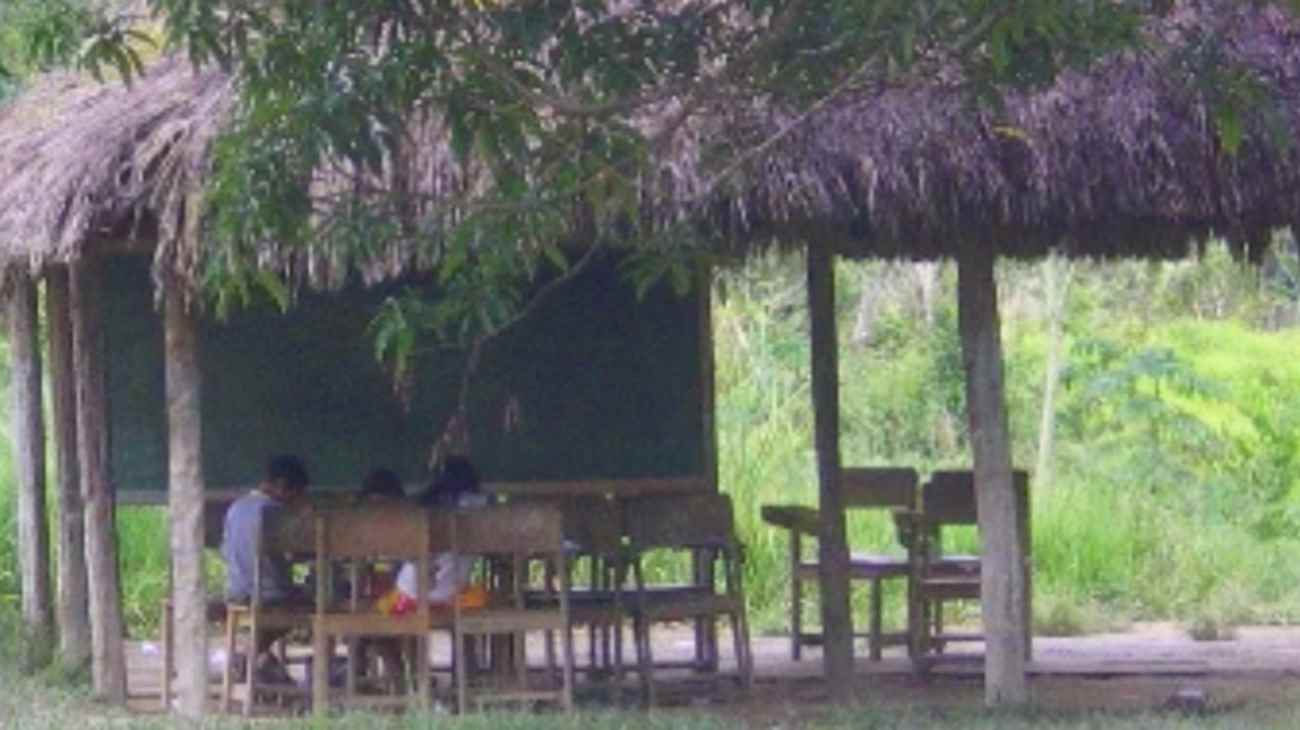 Na Escola José Malheiros as crianças estudam numa palhoça. (Foto: CIR)