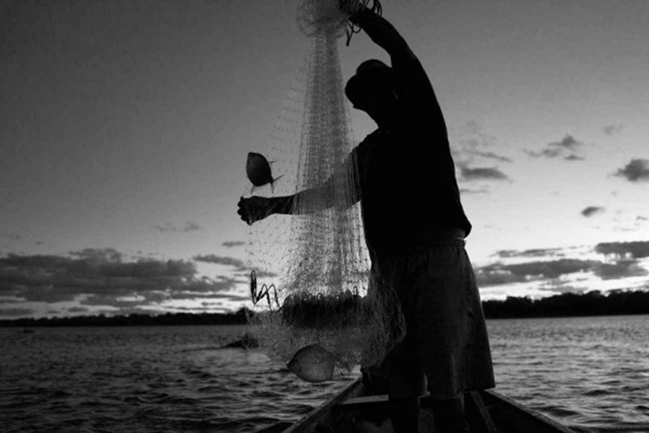 Pescador pega dois peixes no São Francisco em Pau Preto. Foto: João Roberto Ripper