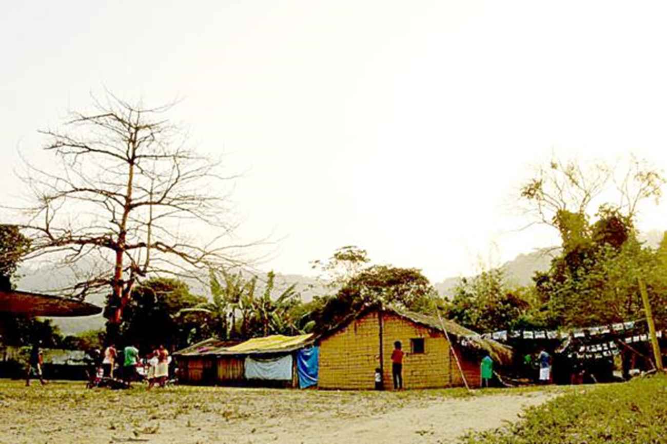 Índios de Paranapuã vivem em casas de barro e pau (Foto: Karol Guedes/DL )