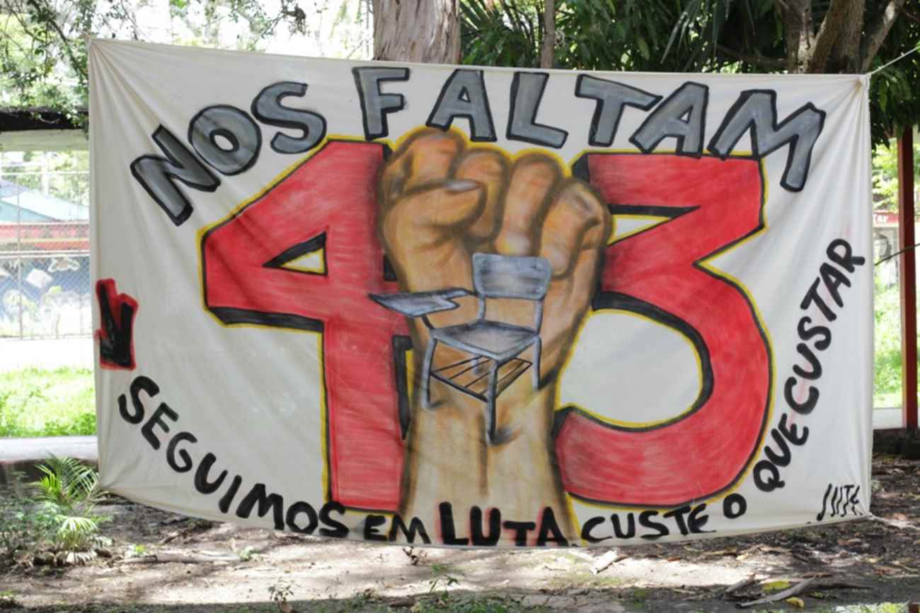 Cartaz estendido na Escola Normal Rural Isidro Burgos, onde os estudantes atacados eram alunos.