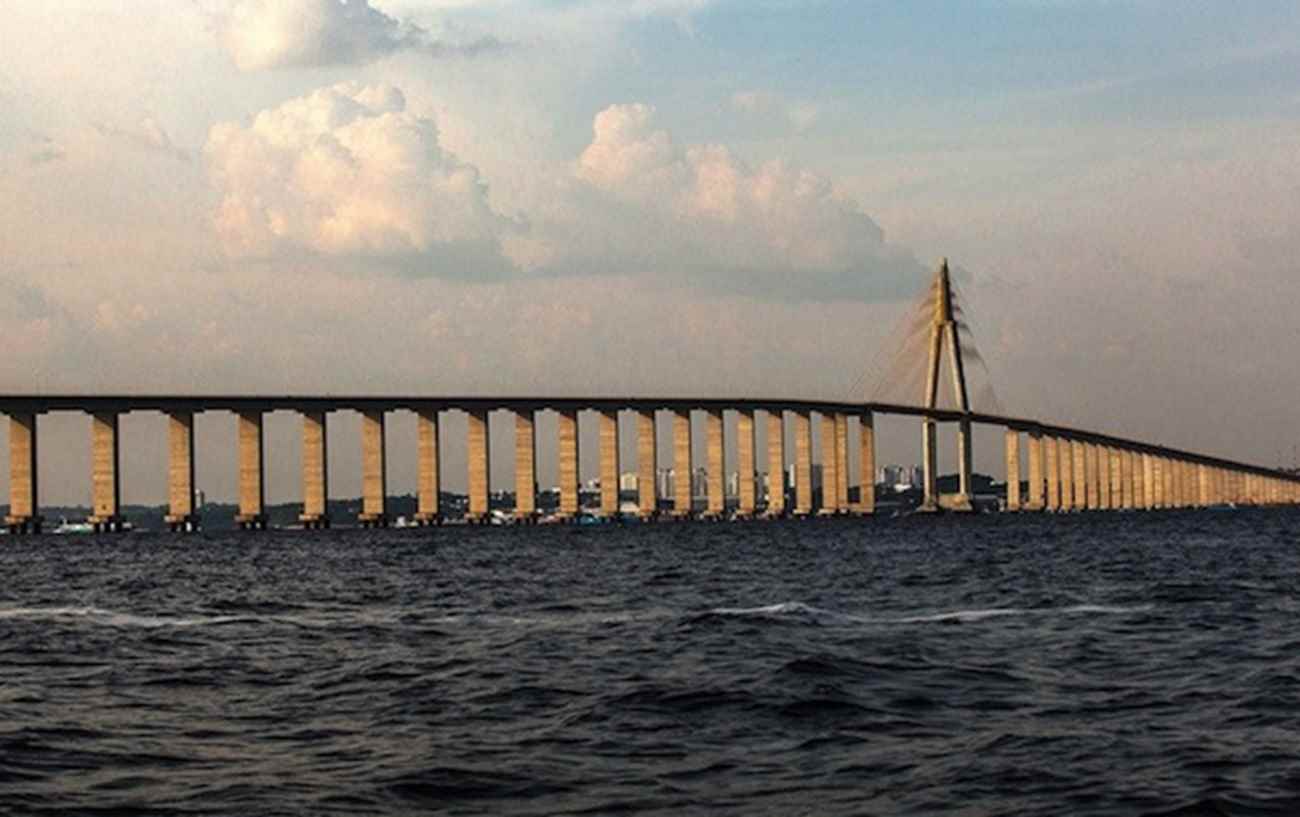 A Ponte Rio Negro, que liga Manaus à Iranduba, levou ocupação predatória à Área de Proteção Ambiental.