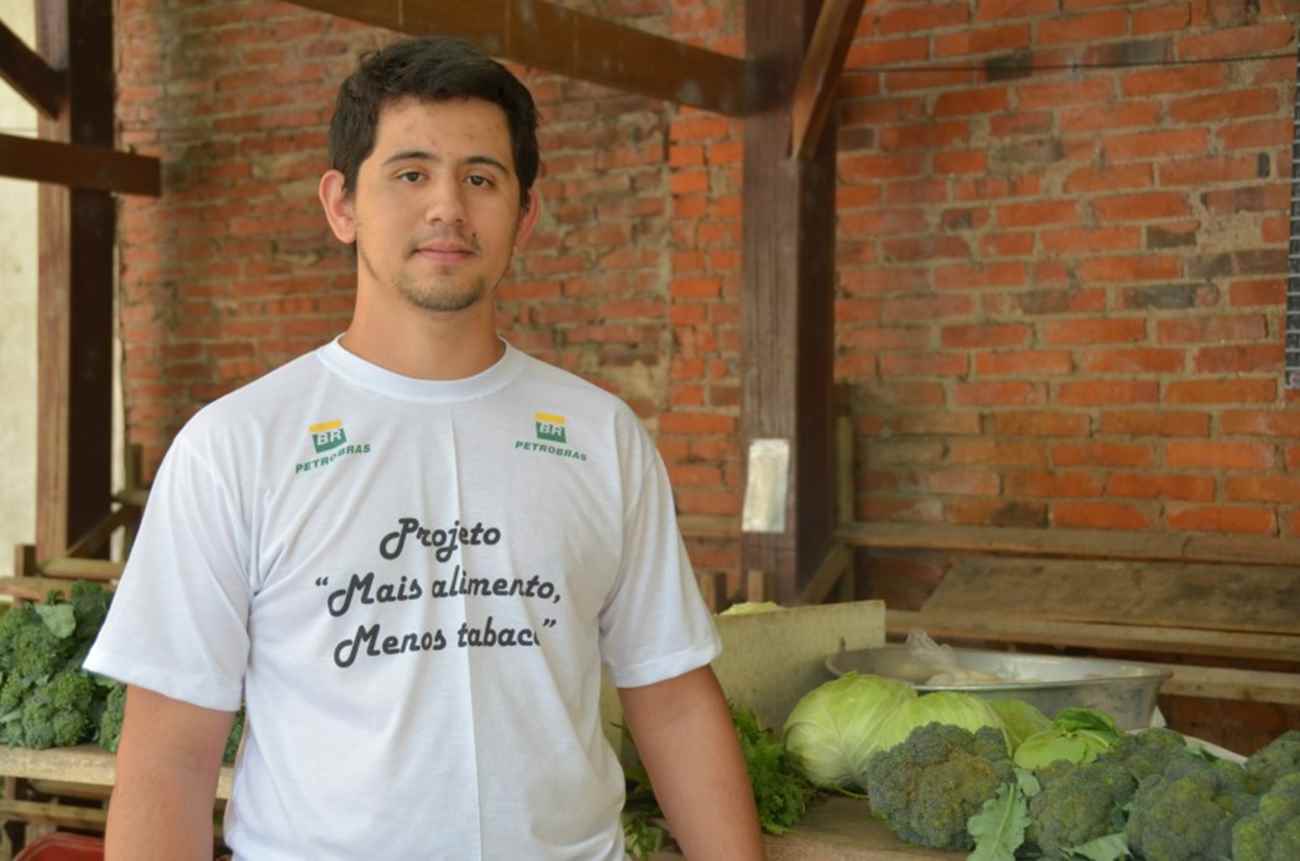 Guilherme Padilha é membro de uma família de agricultores do tabaco que busca alternativas ao fumo na cidade de Sinimbu. Foto: Gustavo Nunes.