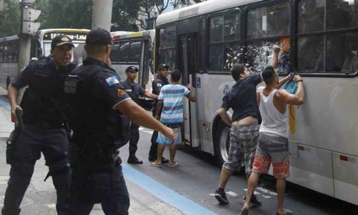 Moradores de Copacabana agridem jovens que estavam num ônibus que seguia para a Zona Norte. Foto de Marcelo Carnaval, Ag. Globo.