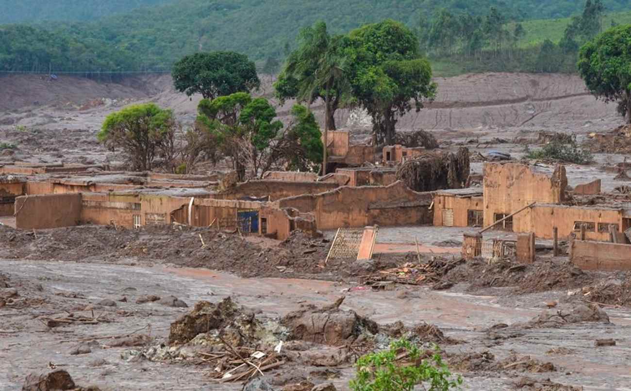 Distrito de Bento Rodrigues, em Mariana (MG), atingido pelo rompimento de duas barragens de rejeitos da mineradora Samarco/Vale/BHP. Foto de Antonio Cruz /Agência Brasil.
