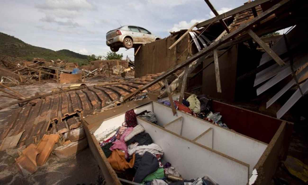O carro no teto da casa continua a simbolizar a força da lama que dizimou o povoado. Foto de Márcia Foletto / O Globo. 
