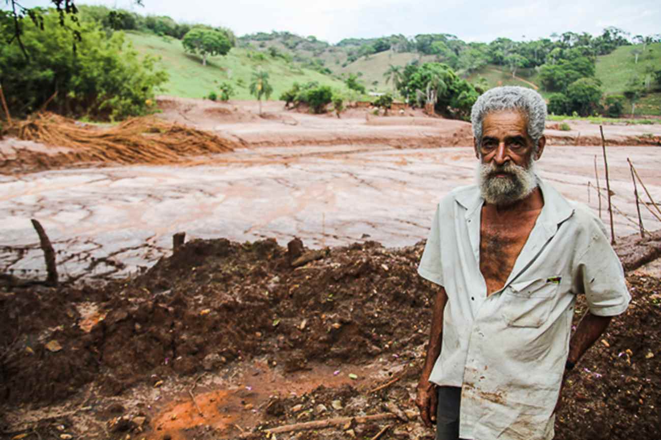 Manoel da Silva e ao fundo o rio de lama em sua propriedade. Foto: Joka Madruga