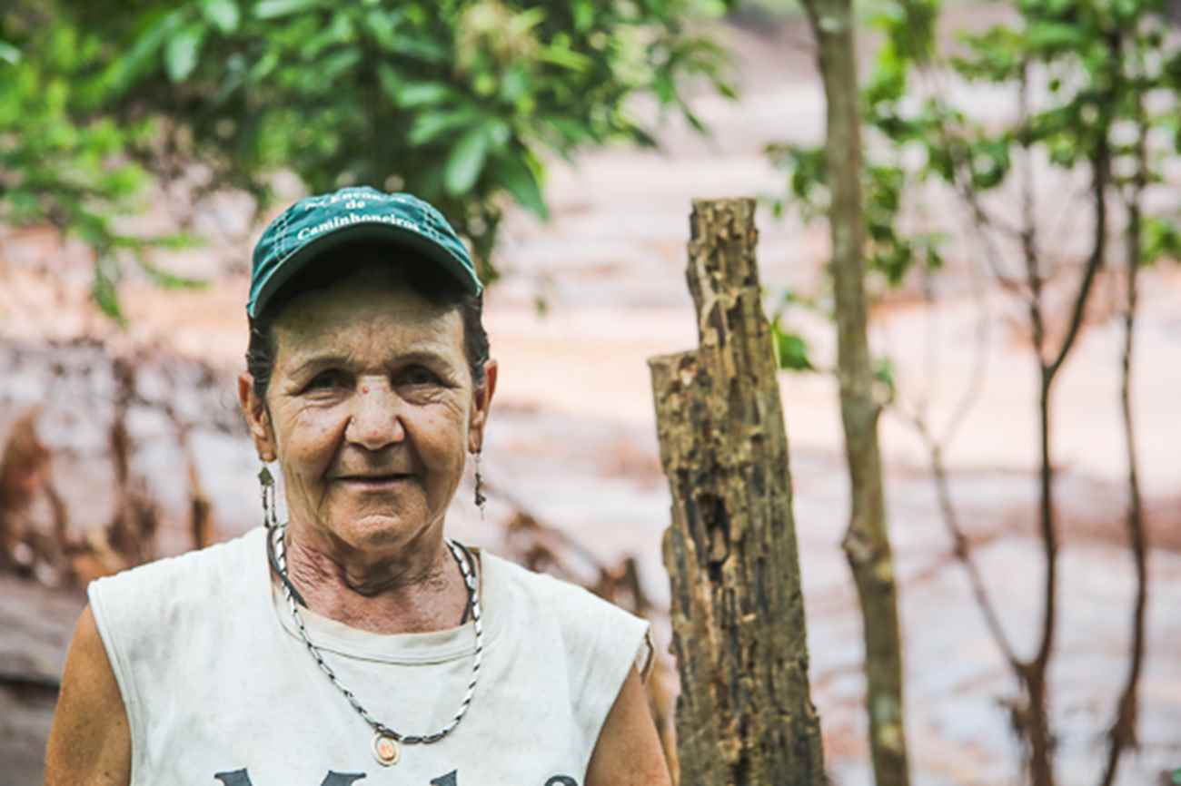 Maria Macedo teve que sair de casa às pressas por causa da lama. Foto: Joka Madruga