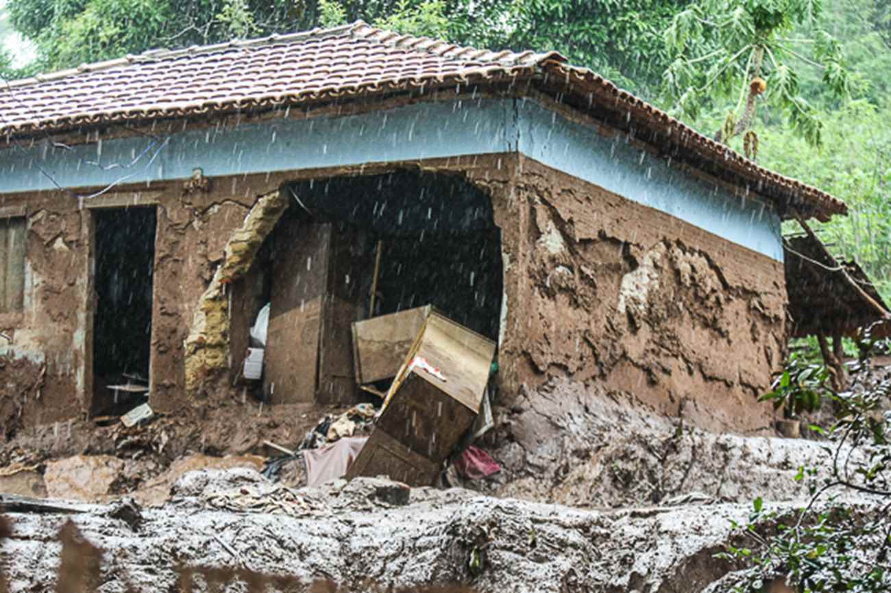 Em alguns pontos a lama subiu mais 15 metros, destruindo casas e outras construções. Foto: Joka Madruga