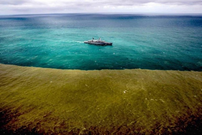 A lama proveniente do rompimento da barragem do Fundão chega ao oceano Atlântico. Foto Estadão