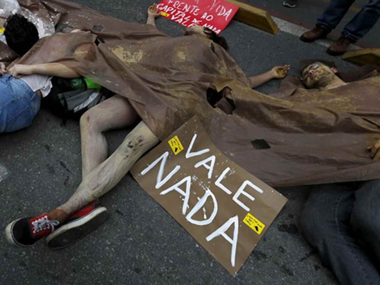 Manifestantes querem que a Vale seja responsabilizada (Foto: Sergio Moraes/Reuters)