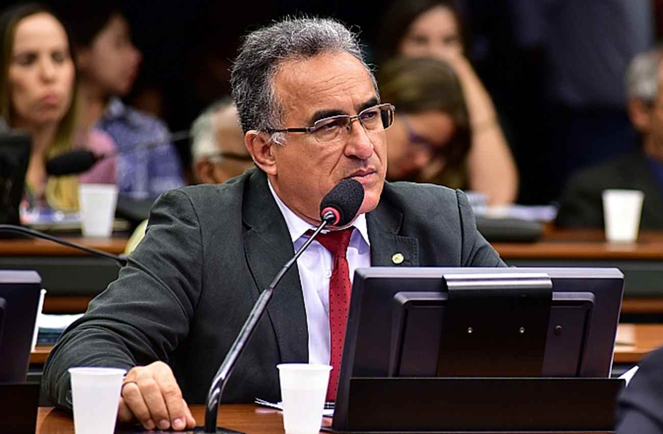 O deputado Edmílson Rodrigues (PSOL-PA) acredita que o objetivo da CPI é inviabilizar demarcações. Foto: Zeca Ribeiro/Câmara dos Deputados