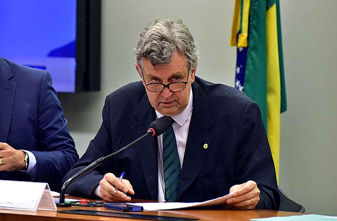 O deputado Luiz Carlos Heinze (PP-RS), primeiro vice-presidente da CPI, recebeu pelo menos RS 1,68 milhão de empresas e empresários rurais. Foto: Zeca Ribeiro/Câmara dos Deputados