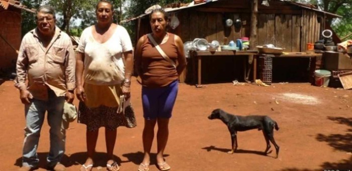 A índia guarani-kaiowá Doraci Cláudio encontrou os filhos à beira da estrada, os corpos rasgados por lâminas. "As áreas em que os indígenas estavam foram consideras terras de ninguém, espaços devolutos, o que está na raiz de todos os conflitos", afirma o líder indígena. Foto BBC Brasil