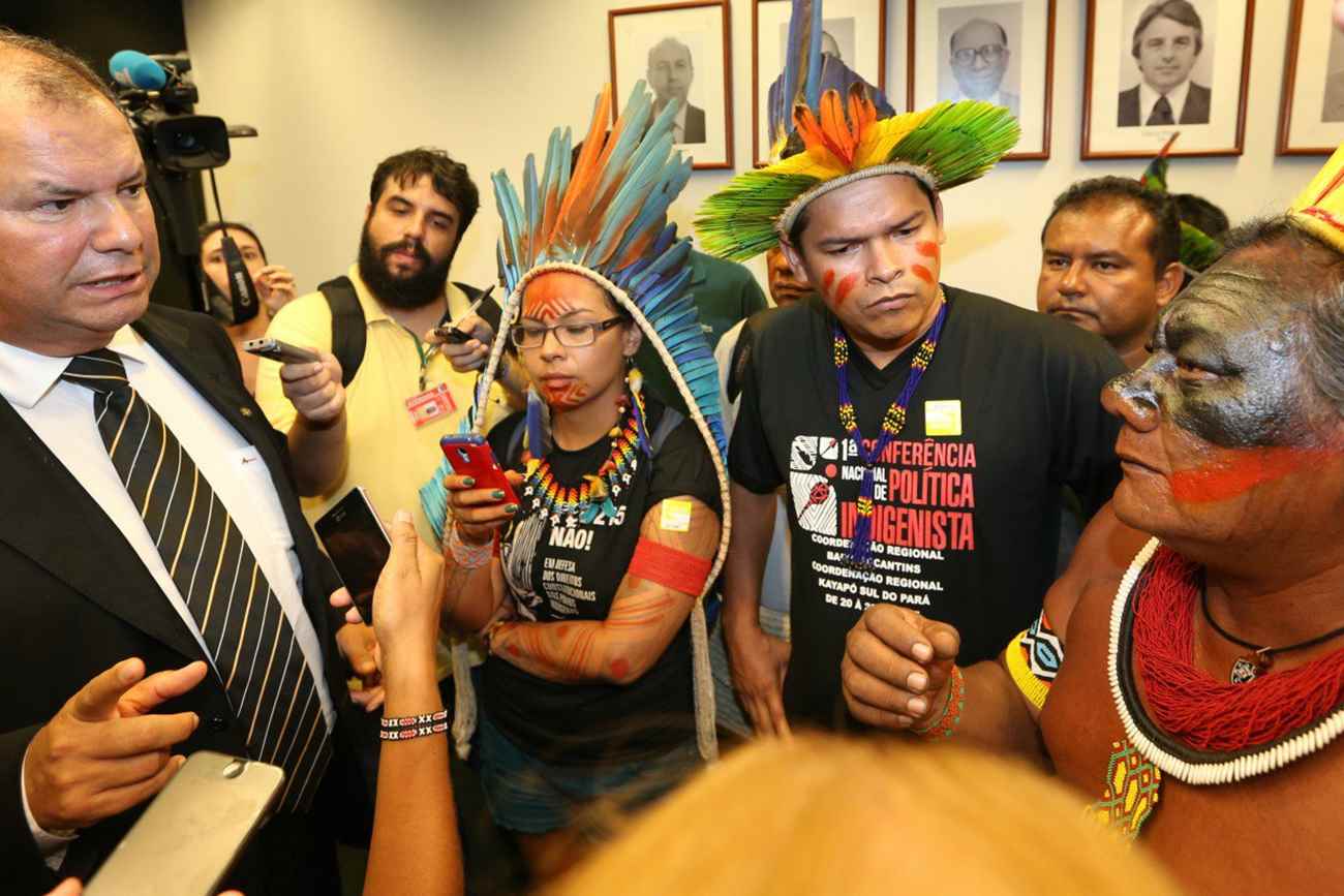 O deputado Alceu Moreira (PMDB-RS), presidente da CPI da Funai e do Incra, conversa com índios. Foto: Lula Marques/ Agência PT