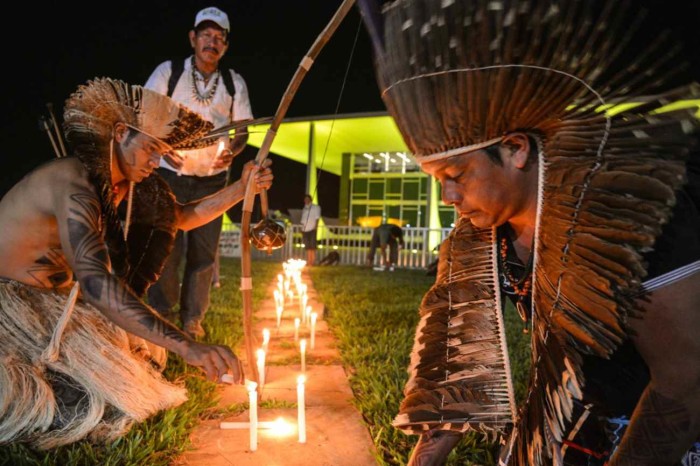 Indígenas de três etnias acendem velas em protesto em frente ao STF contra três decisões que anularam atos administrativos de demarcações de terras, em maio. Foto: Valter Campanato/ Agência Brasil