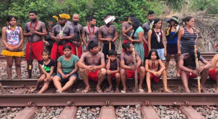 Sem água há mais de uma semana, índios decidiram interromper ferrovia em protesto. BBC