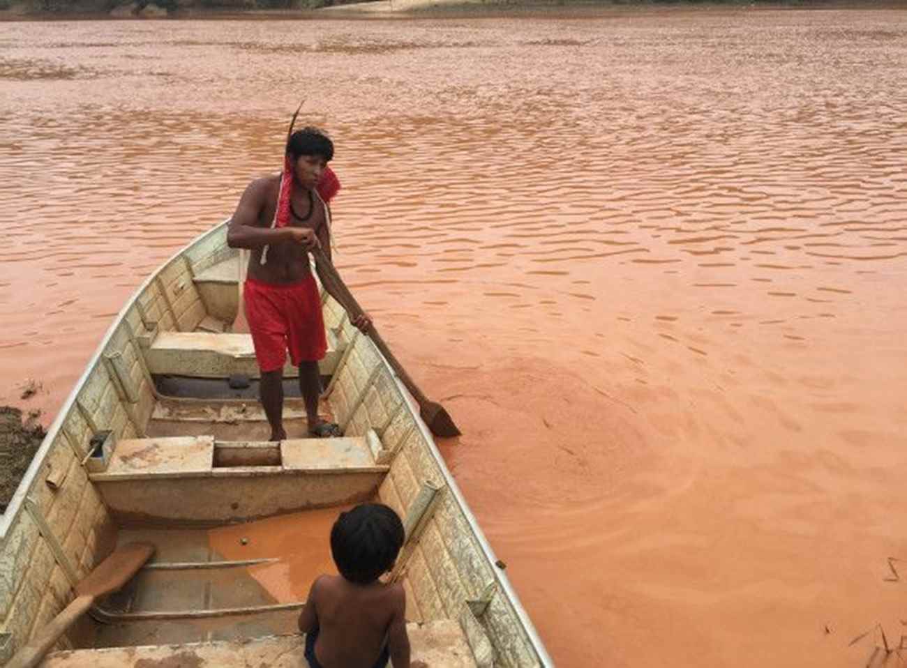 Parte dos 800 km do rio Doce, contaminado pela lama espessa, atravessa a reserva da tribo. BBC