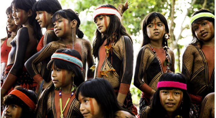 Meninas da etnia Gavião participam do tirual da menina-moça, em aldeia em Marabá.