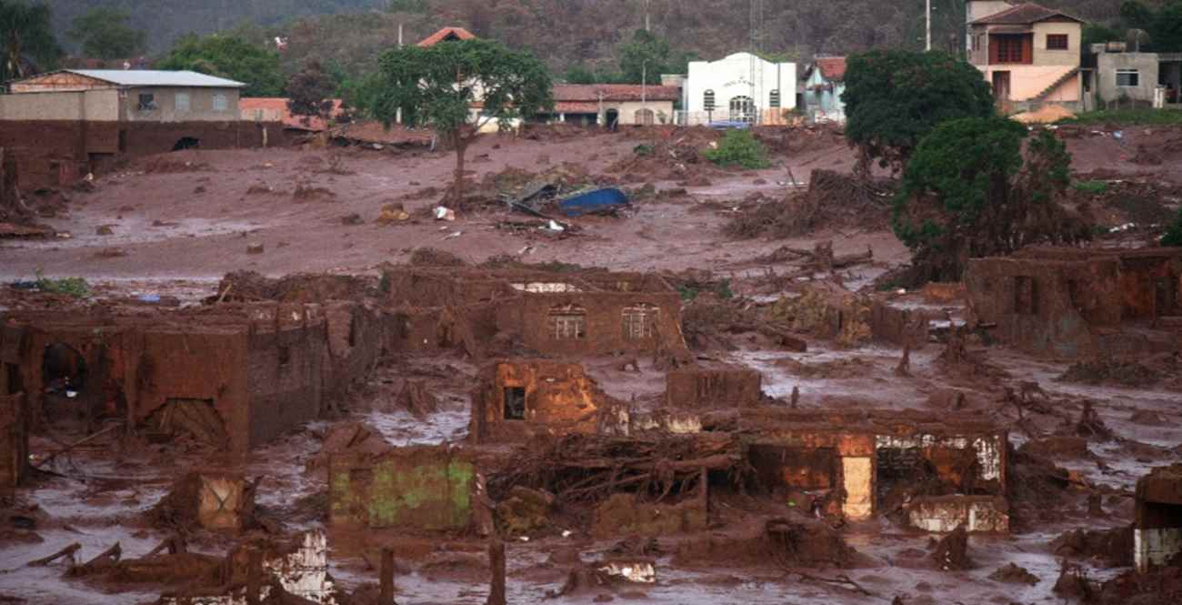 O rompimento de duas barragens da mineradora Samarco Fundão, em Bento Rodrigues, distrito de Mariana (MG), causou forte enxurrada que atingiu casas vizinhas. O Corpo de Bombeiros resgatou 500 pessoas /Neno Vianna/EFE
