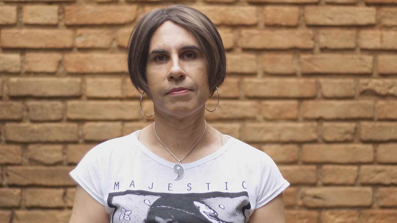 Camila Godoi, professora há 20 anos, foi demitida de duas escolas esse ano após comunicá-las sobre sua identidade trans. Foto: Bruno Vergueiro/Galeria Filmes