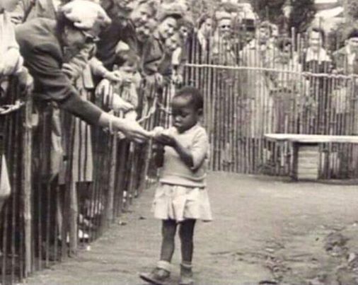 Criança africana exibida numa espécie de zoológico, na Bélgica