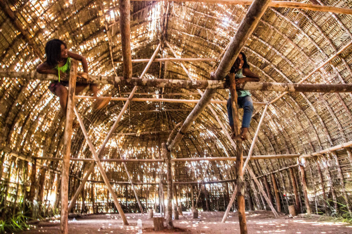 A maloca tradicional do povo Cinta Larga em construção. Foto: Marcela Bonfim /AmReal