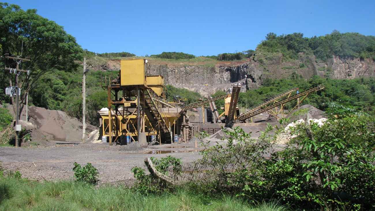 Pedreiras realizam extração de minerais no território do quilombo | Foto: Divulgação/artesanatodemorroalto.blogspot.com.br