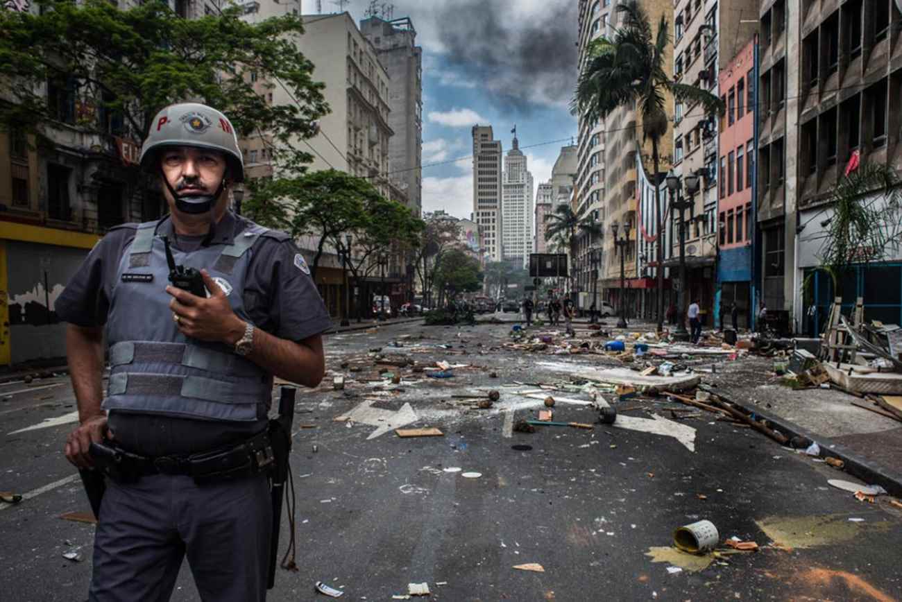 Policial Militar em reintegração de posse na avenida São João, em São Paulo (16/11/14). Foto: Rafael Bonifácio /Ponte Jornalismo