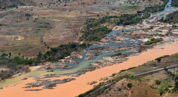 Imagem aérea mostra a lama no Rio Doce, na cidade de Resplendor (MG)Fred Loureiro/Secom-ES - Arquivo