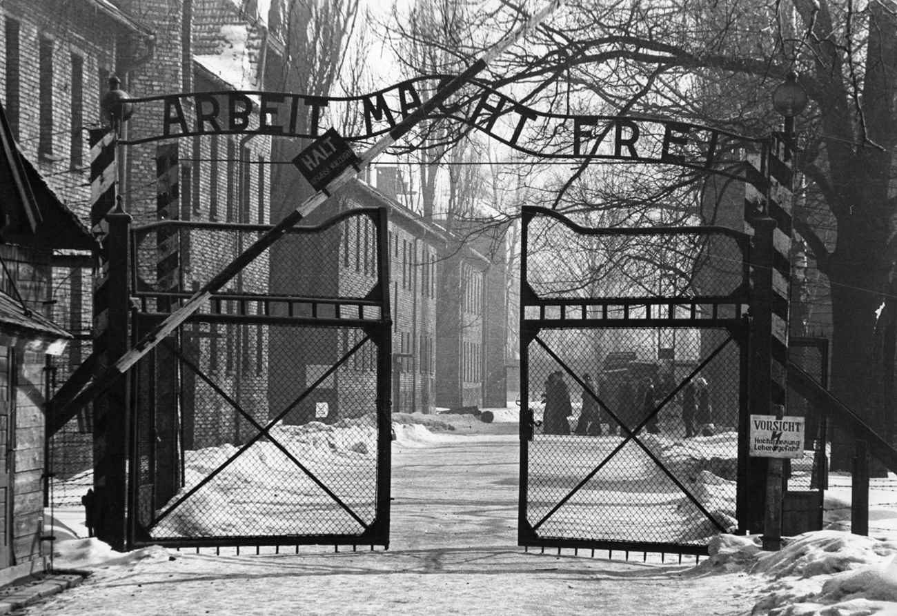 Portões de Auschwitz: “o trabalho liberta”