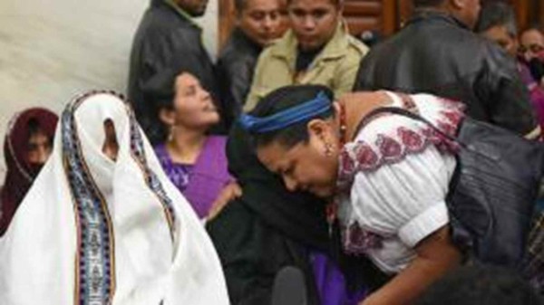 Rigoberta Menchu abraza a una de las víctimas. Foto AP