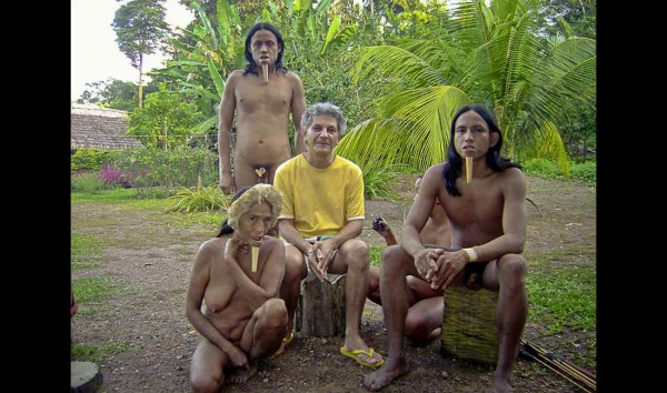 O sertanista Antenor Vaz com os índios Zo´é. (Arquivo pessoal)