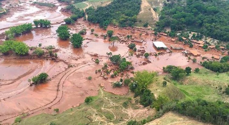 Imagem: Barragem de mineradora se rompeu na região de Mariana (MG). Foto: Corpo de Bombeiros-MG