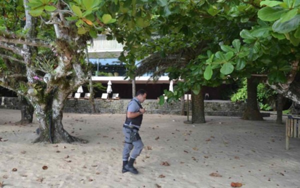 Guarda particular armado na praia pública de Santa Rita. Foto: DCM