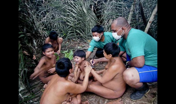 Indígenas Korubo contatados recebem atendimento. (Foto: Funai)