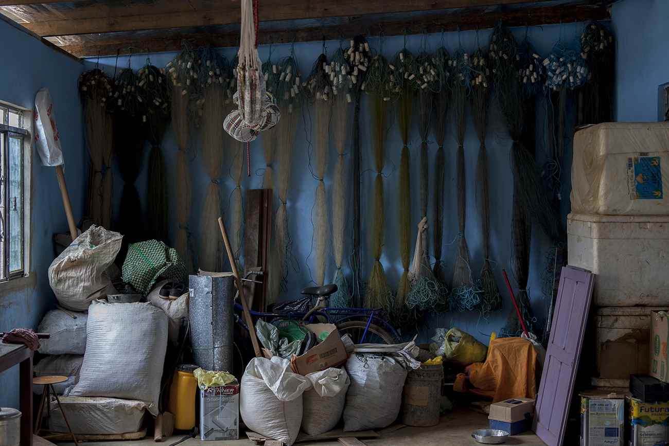 Casa do casal de pescadores Raimunda Gomes da Silva, 57 anos, e João Pereira da Silva, 64 anos. As redes foram penduradas como enfeites. Foto Marizilda Cruppe.