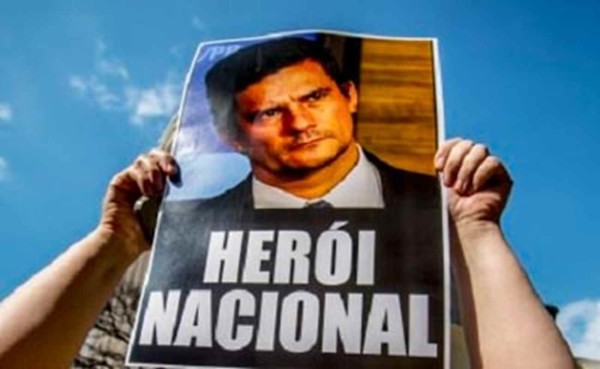 O ativista questiona a atuação do juiz Sérgio Moro, que encarnou o papel do justiceiro, o que seria de uma enorme gravidade.