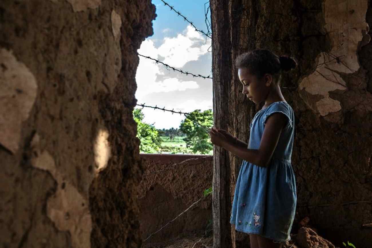 Menina quilombola brinca dentro da antiga sede da fazenda