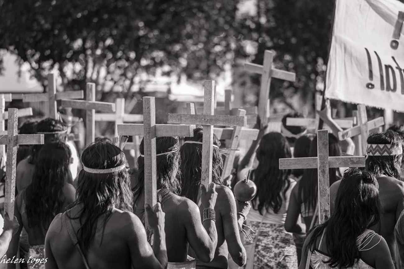 indigenas cruzes protesto