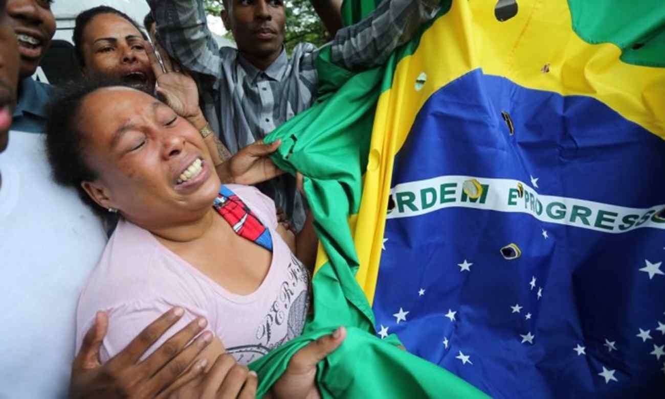 A bandeira do Brasil com buracos simulando balas foi levada também no enterro dos cinco jovens, em dezembro do ano passado