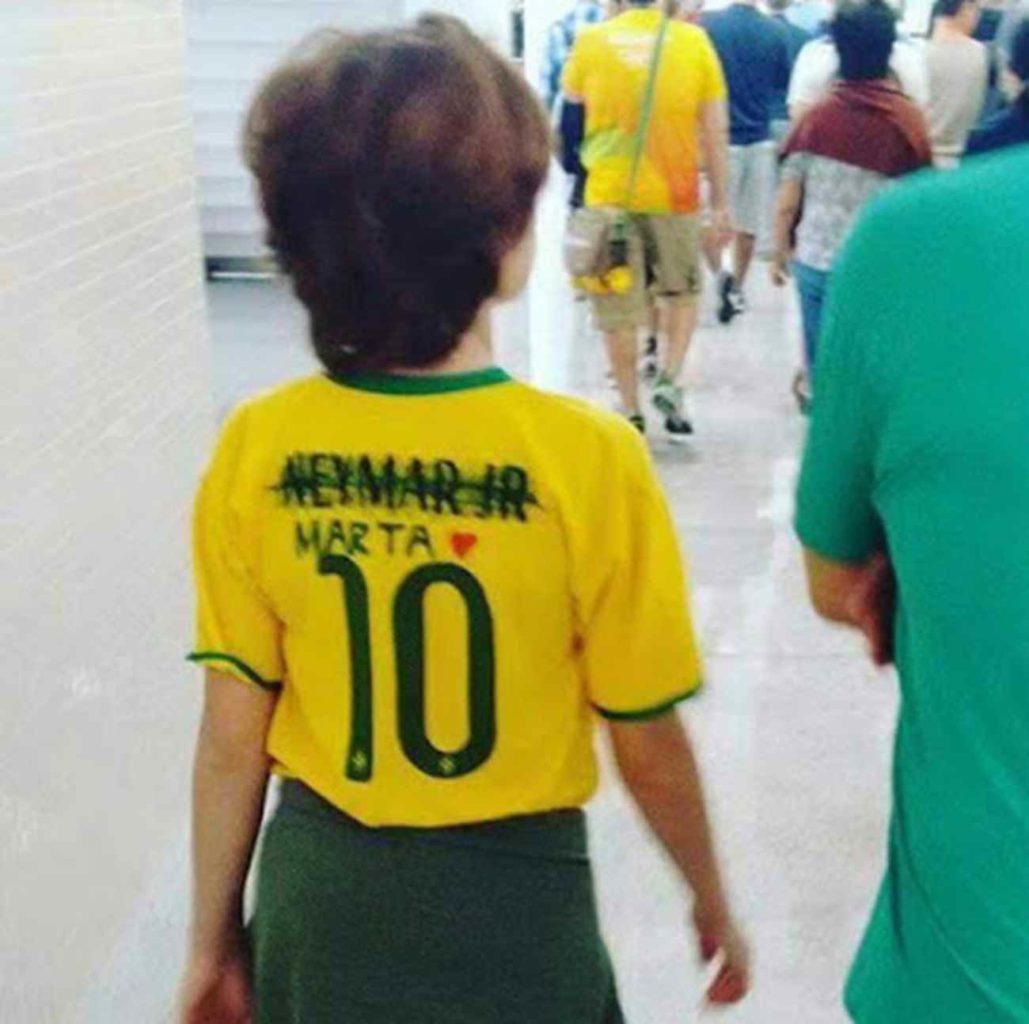 Camiseta da seleção com o nome de Neymar riscado, substituído pelo nome de Marta.