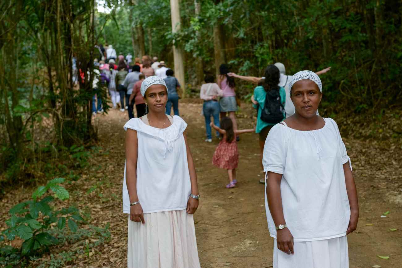 Turistas se divertem em meio a “escravas” Foto: Igor Alecsander