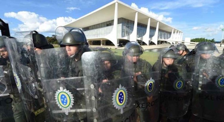 Resultado de imagem para Militarização no Brasil: a perpetuação da guerra ao inimigo interno. Entrevista especial com Maria Alice Rezende de Carvalho