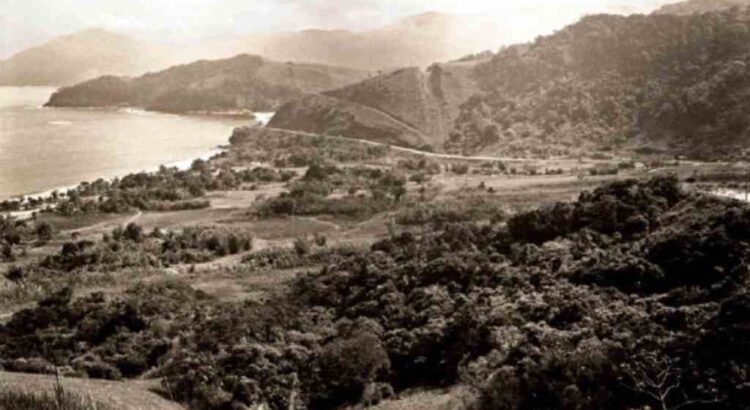 O Toque Toque Pequeno em 1974. Predominavam no espaço os elementos da cultura caiçara, como os arvoredos ao redor das casas, os bananais, os caminhos ligando umas casas às outras ou aos ribeirões (Imagem: Paulo Noffs)