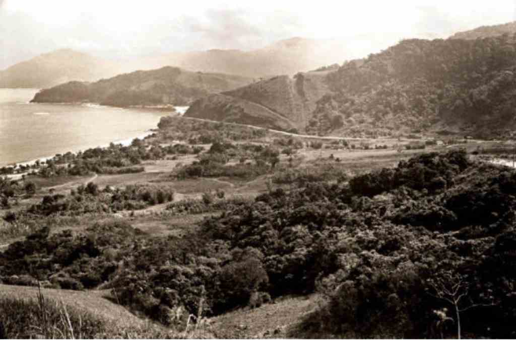 O Toque Toque Pequeno em 1974. Predominavam no espaço os elementos da cultura caiçara, como os arvoredos ao redor das casas, os bananais, os caminhos ligando umas casas às outras ou aos ribeirões (Imagem: Paulo Noffs)