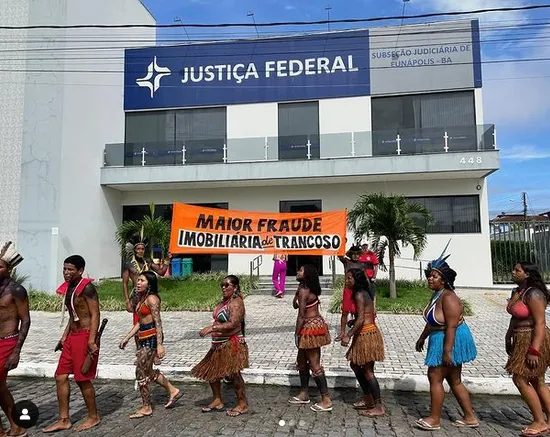 Na semana passada, indígenas Pataxó protestaram em frente à Justiça Federal em Eunápolis contra decisão de realizar leilão em terras em processo demarcatório / Divulgação/Ajip