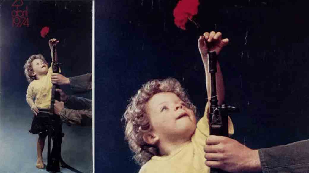 Cartaz publicado na sequência da Revolução dos Cravos.