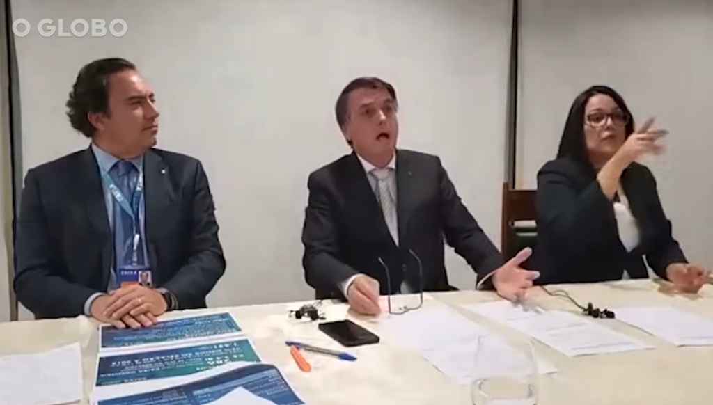 Em live de março de 2021, o então presidente da República Jair Bolsonaro imitava vítima da Covid sem conseguir respirar. Imagem capturada de vídeo.